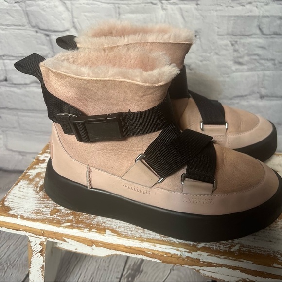 Ugg Australia Women's Classic Boom Buckle pink ank bootie size 5 - Picture 3 of 8